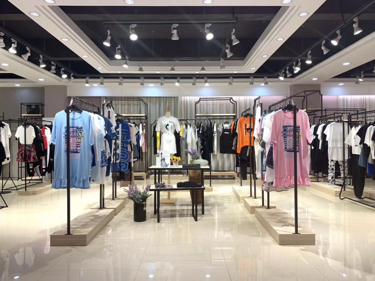 國(guó)內(nèi)專柜品牌女裝庫(kù)存尾貨進(jìn)貨渠道全解析